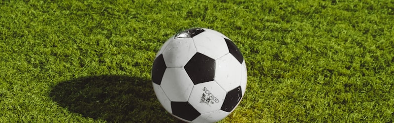 足球运动员在绿茵场上激烈拼抢的精彩瞬间